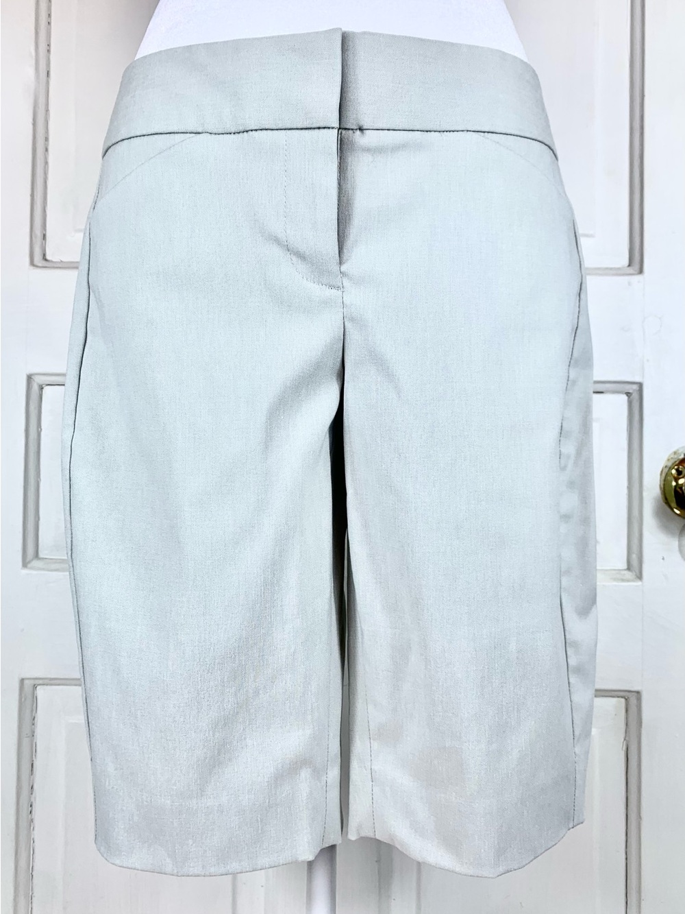 The Limited Exact Stretch Khaki Dress Shorts (Slacks) (Trousers) - NWT - Size 6